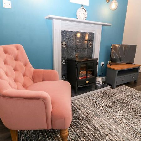 Villa Cedars Holyhead Esterno foto