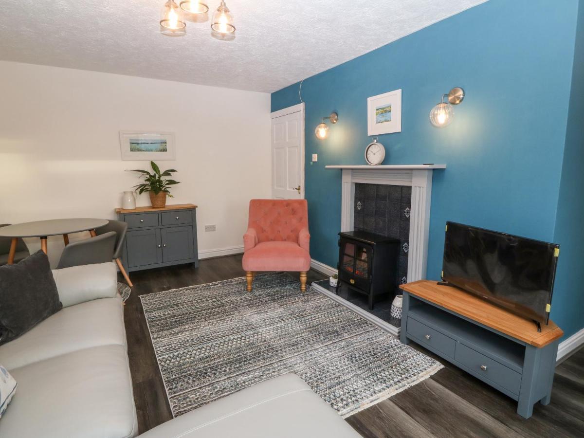 Villa Cedars Holyhead Esterno foto