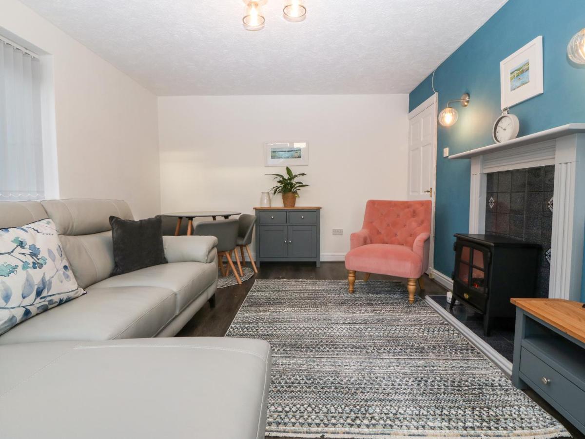 Villa Cedars Holyhead Esterno foto
