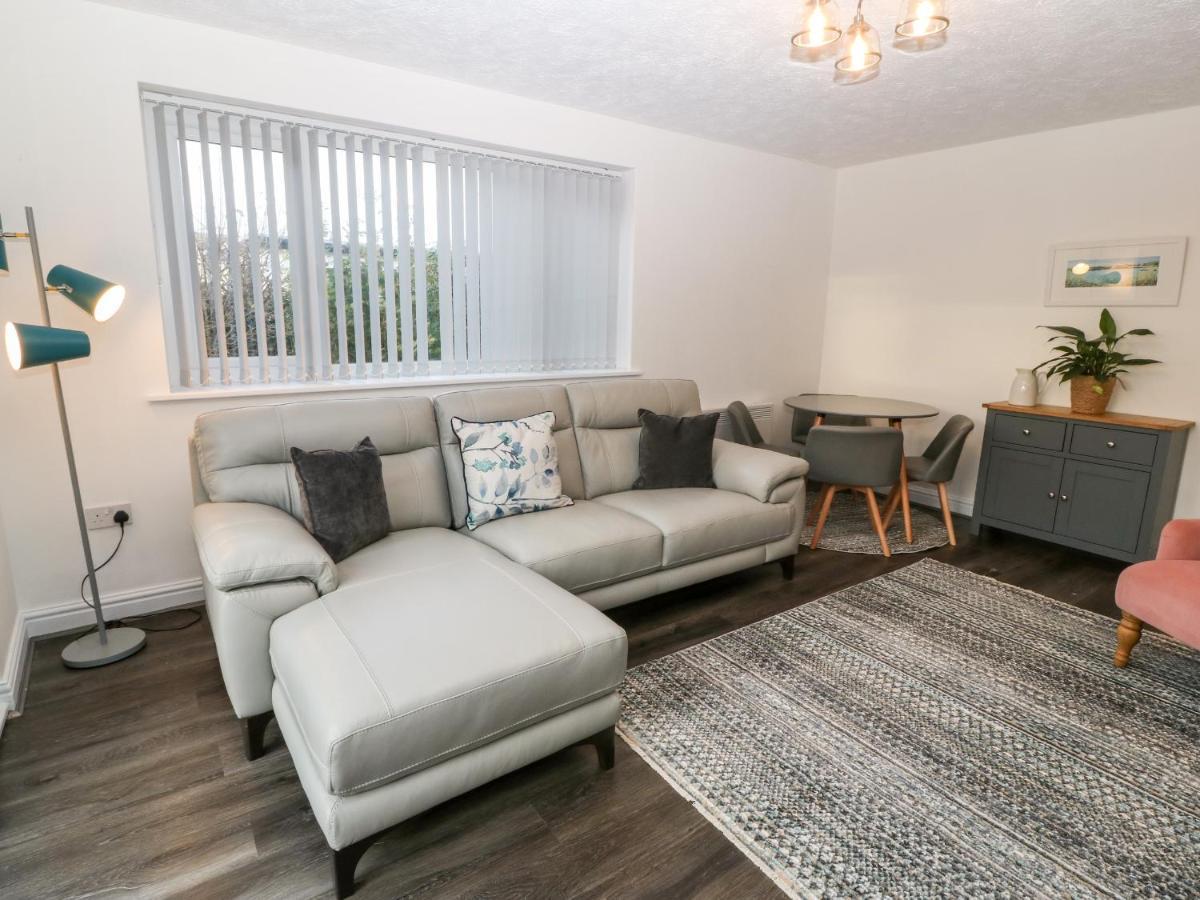 Villa Cedars Holyhead Esterno foto