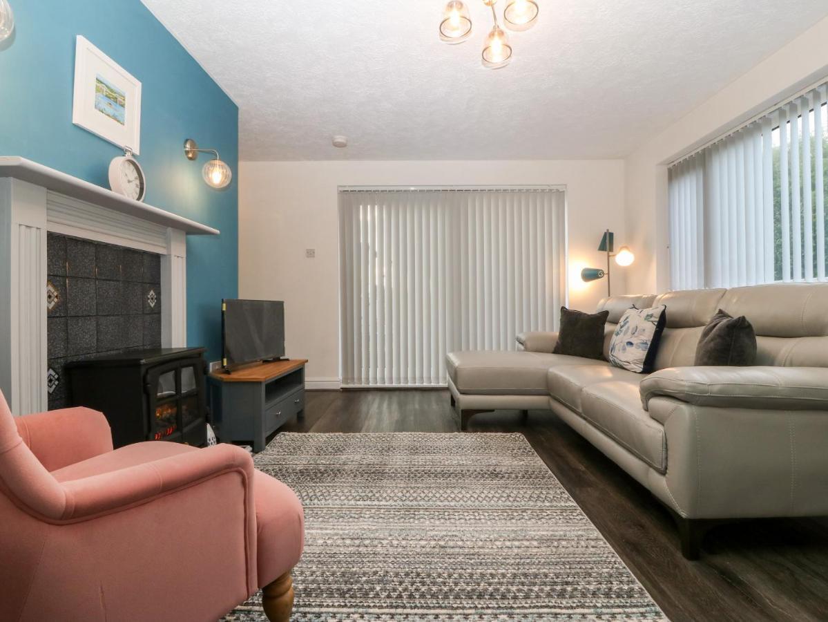 Villa Cedars Holyhead Esterno foto