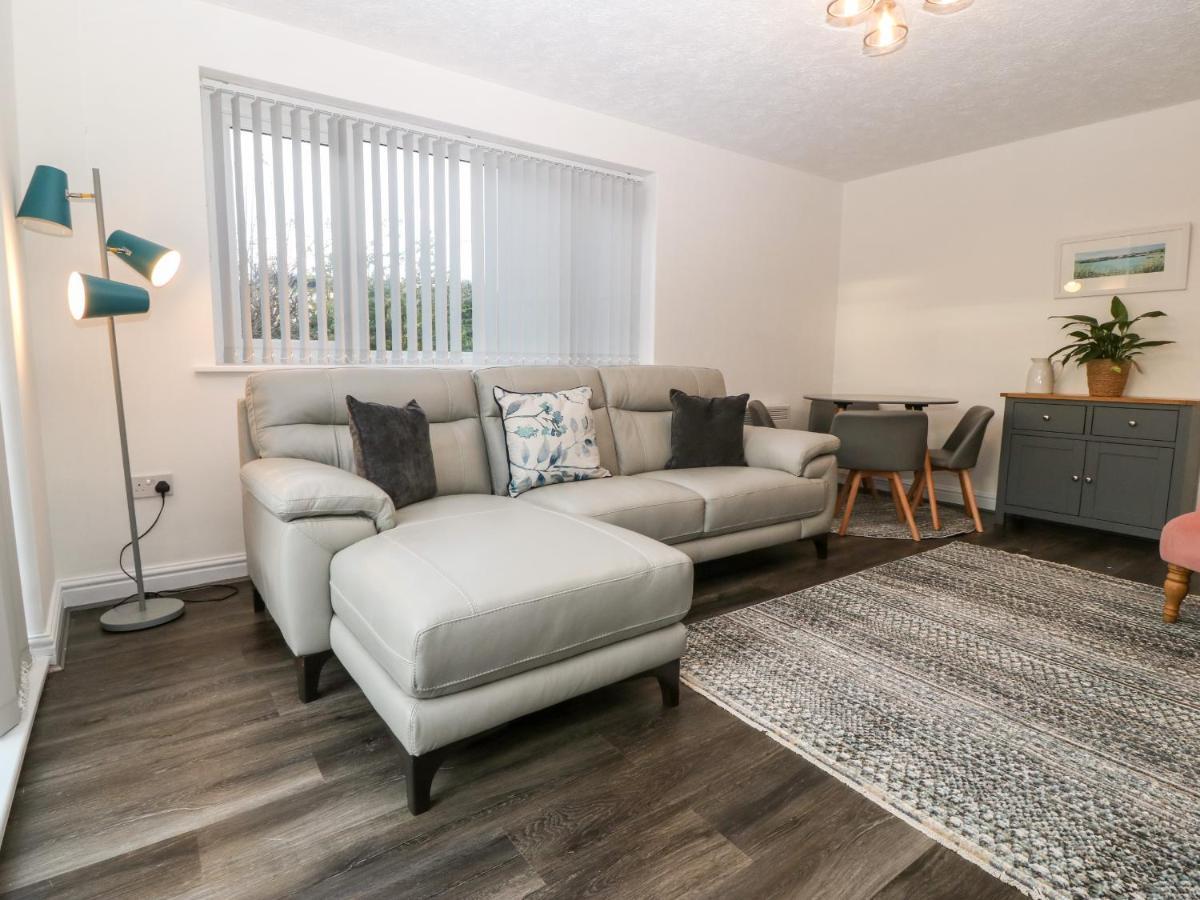 Villa Cedars Holyhead Esterno foto
