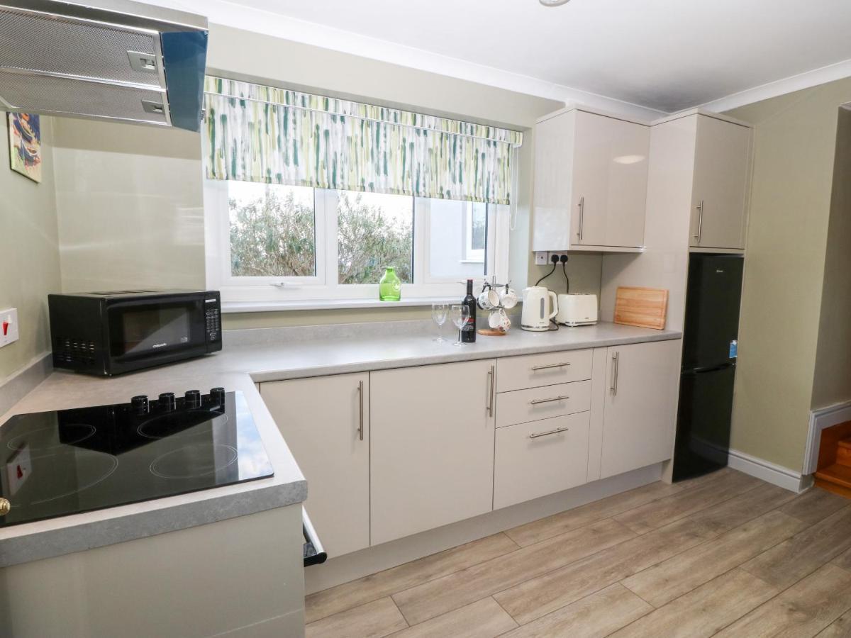 Villa Cedars Holyhead Esterno foto