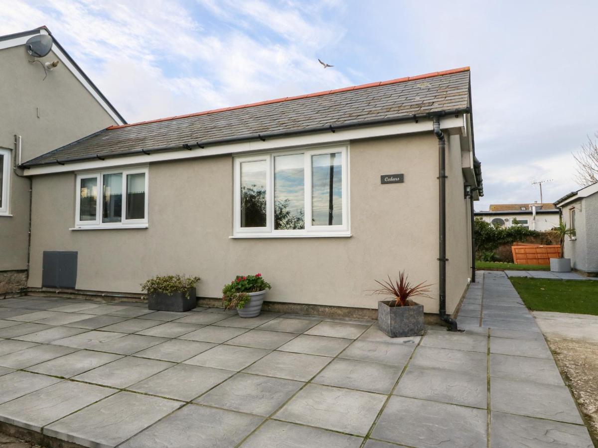 Villa Cedars Holyhead Esterno foto