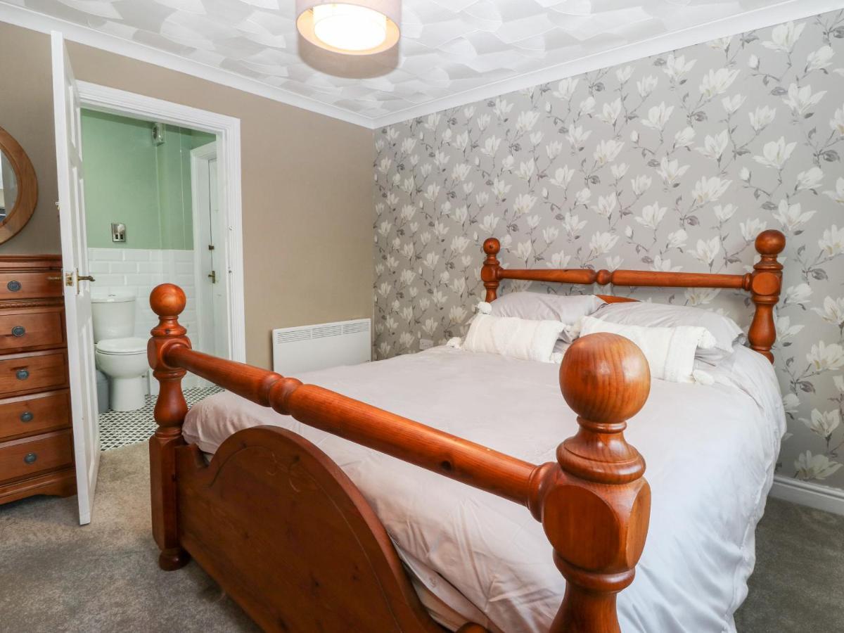 Villa Cedars Holyhead Esterno foto