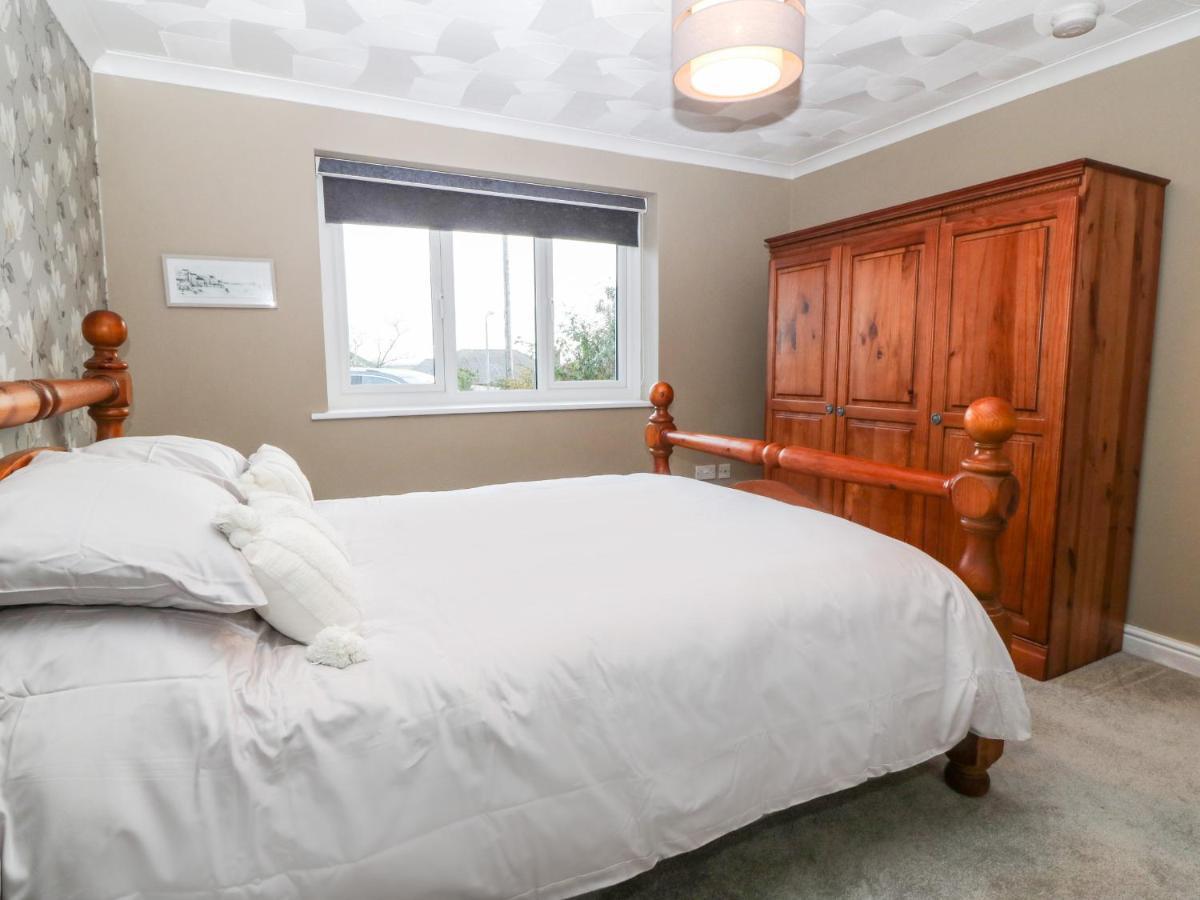 Villa Cedars Holyhead Esterno foto