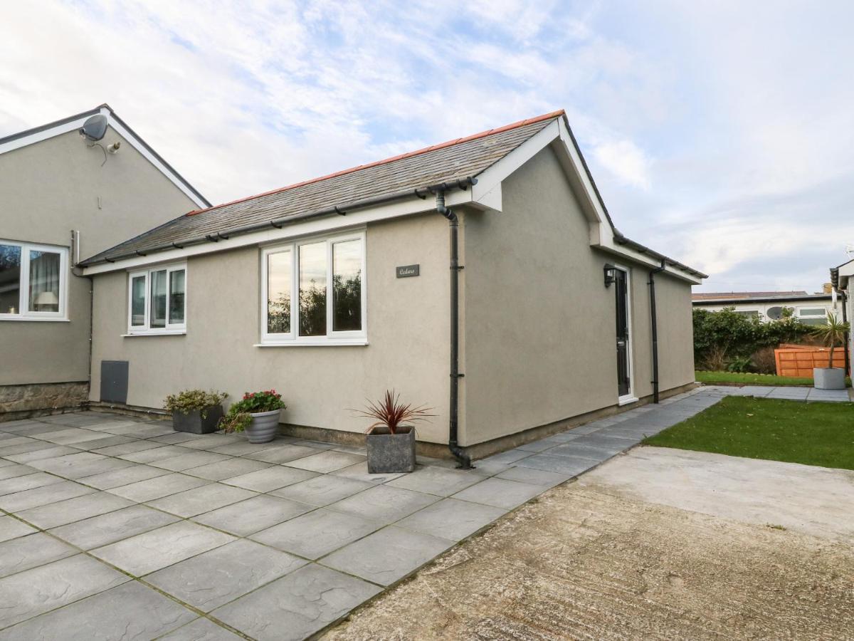 Villa Cedars Holyhead Esterno foto