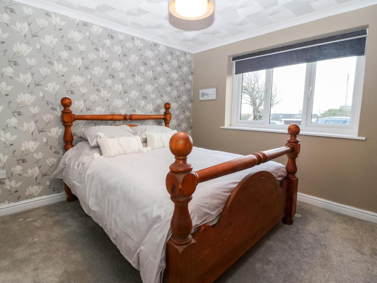 Villa Cedars Holyhead Esterno foto