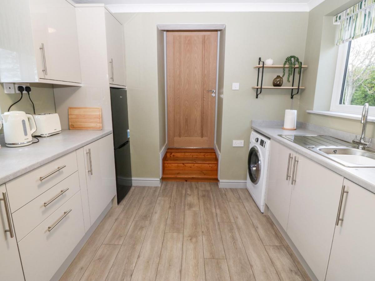 Villa Cedars Holyhead Esterno foto