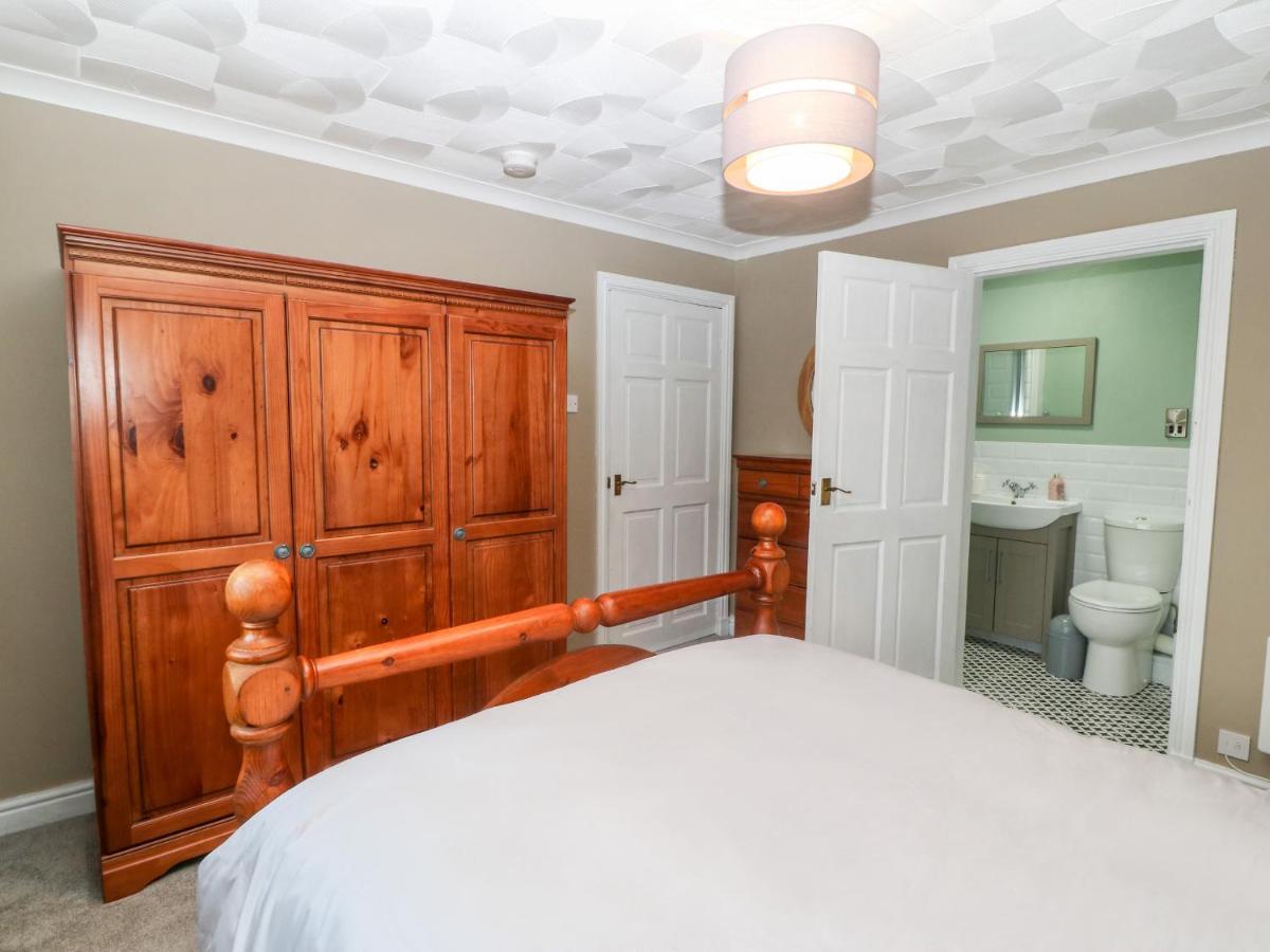 Villa Cedars Holyhead Esterno foto