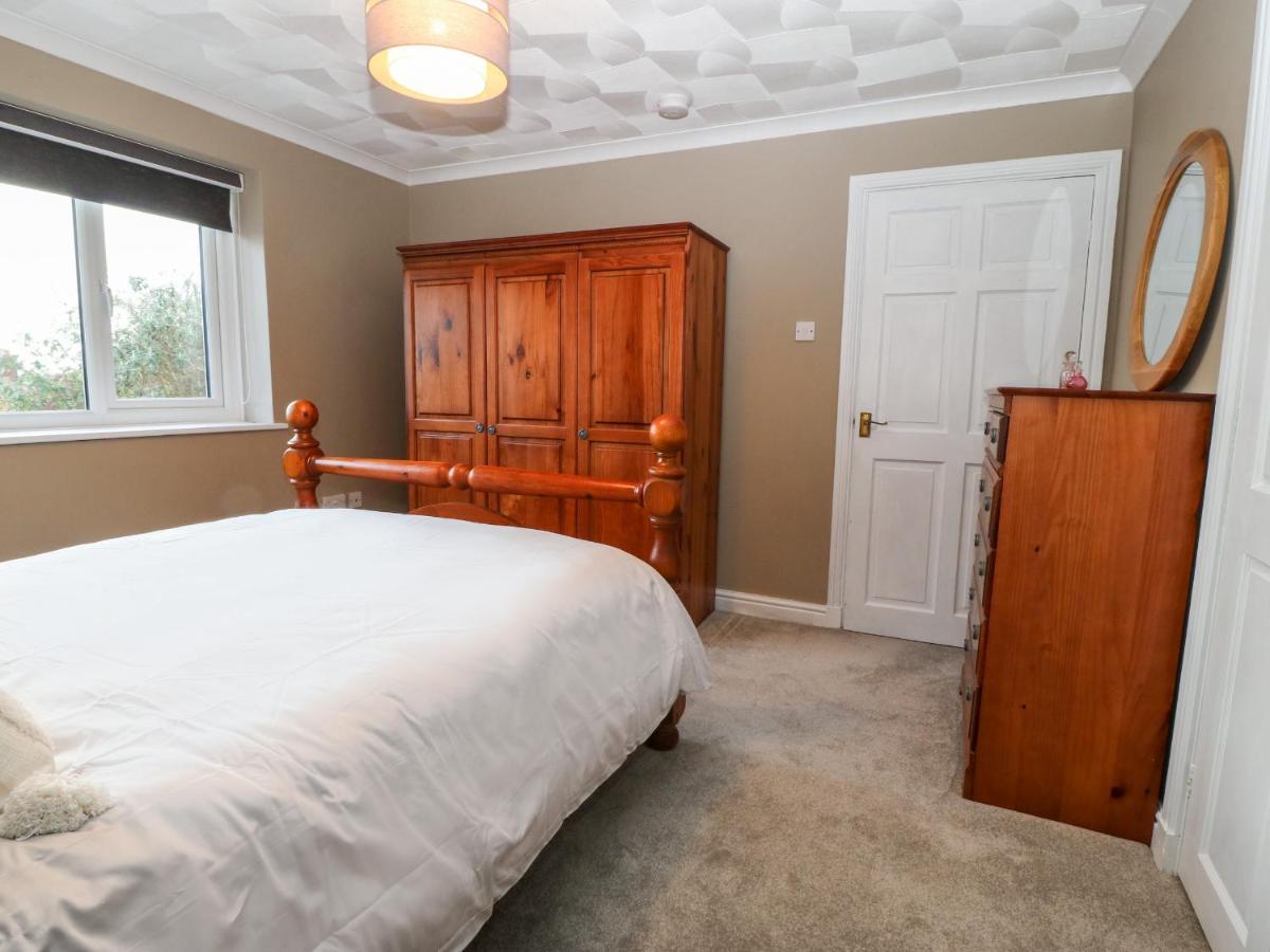 Villa Cedars Holyhead Esterno foto